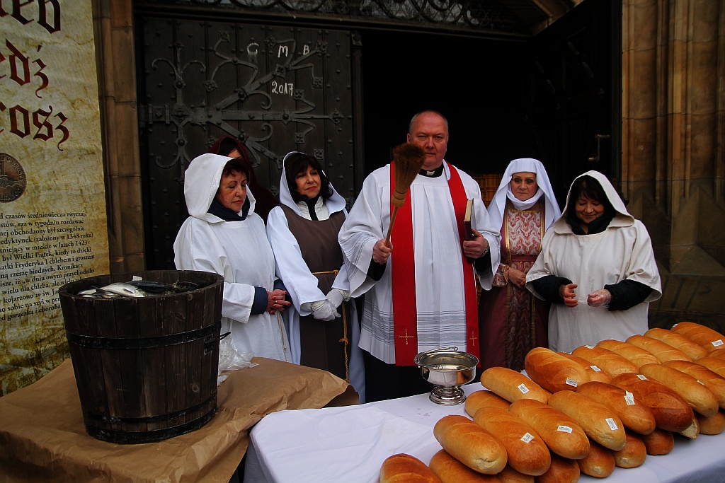 Po raz piętnasty rozdano legniczanom chleby, śledzie i grosze