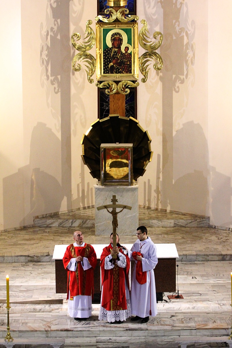 Wielki Piątek. Drugi dzień triduum. Dzień bez mszy świętej