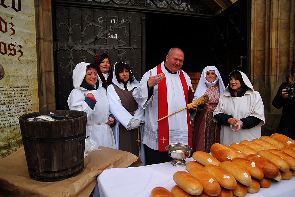 Po raz piętnasty rozdano legniczanom chleby, śledzie i grosze