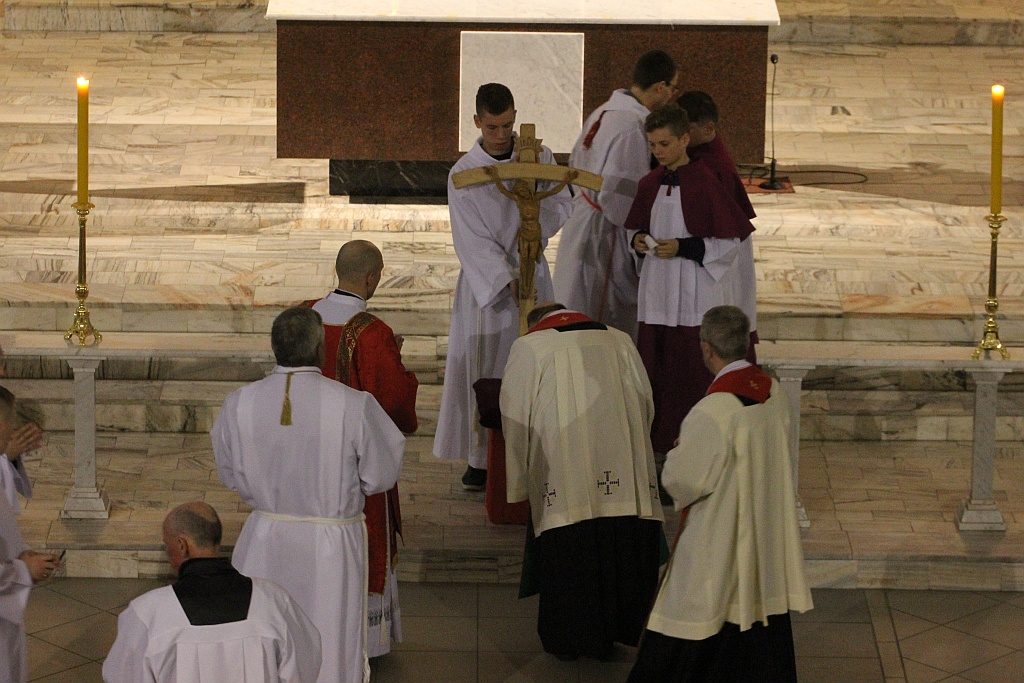 Wielki Piątek. Drugi dzień triduum. Dzień bez mszy świętej
