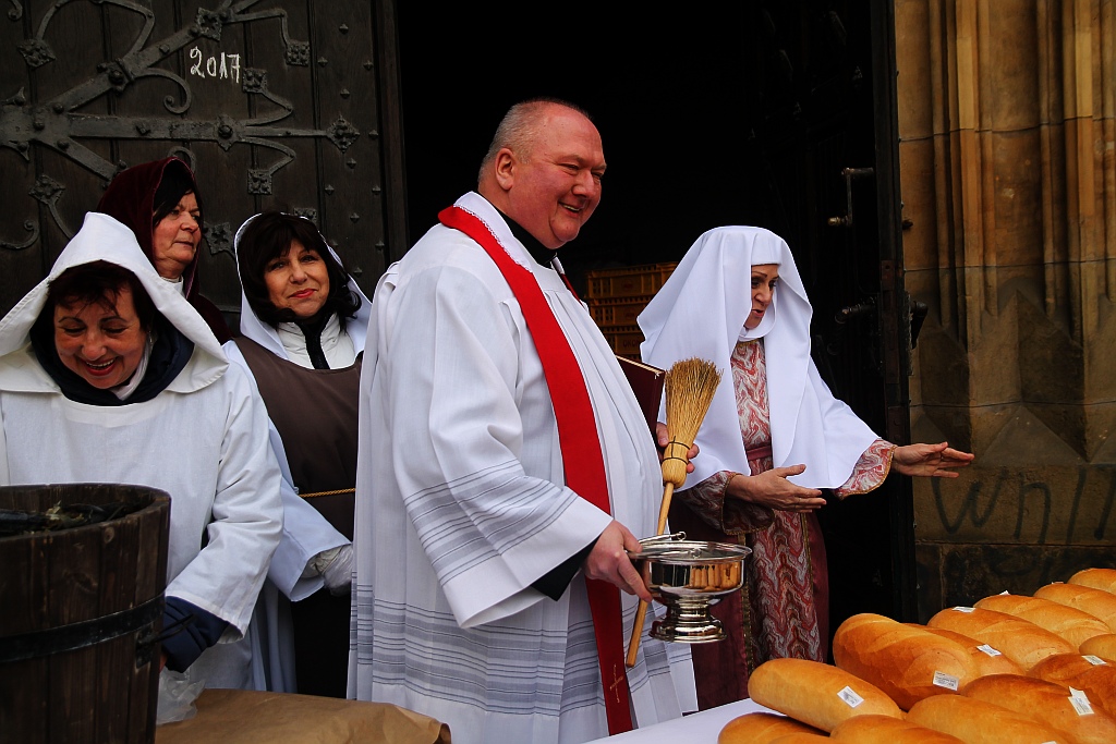 Po raz piętnasty rozdano legniczanom chleby, śledzie i grosze