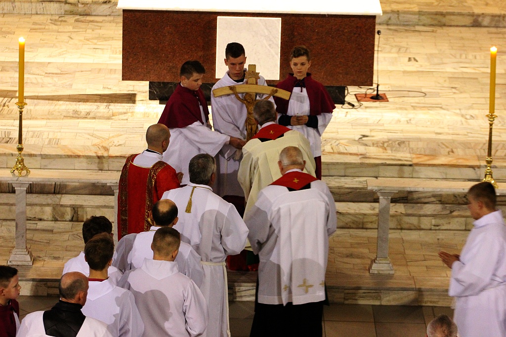 Wielki Piątek. Drugi dzień triduum. Dzień bez mszy świętej