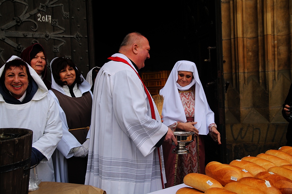 Po raz piętnasty rozdano legniczanom chleby, śledzie i grosze