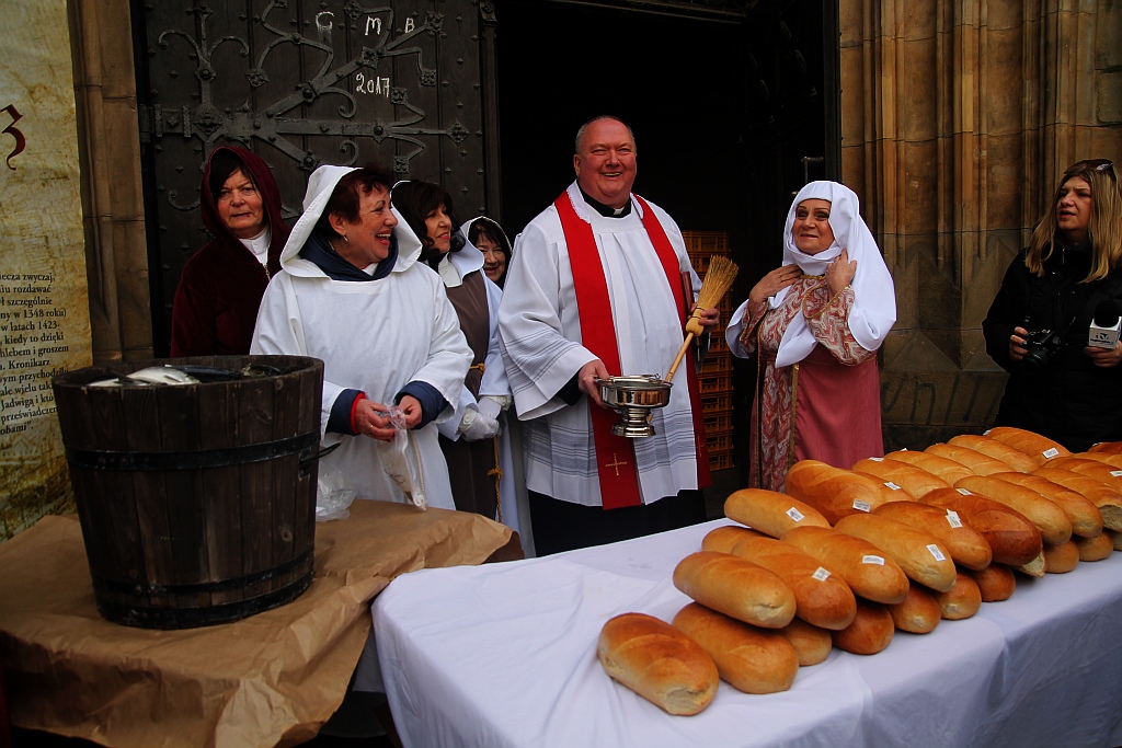 Po raz piętnasty rozdano legniczanom chleby, śledzie i grosze