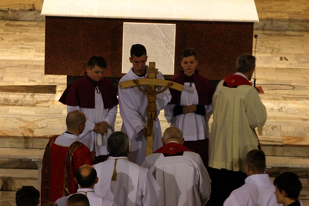 Wielki Piątek. Drugi dzień triduum. Dzień bez mszy świętej