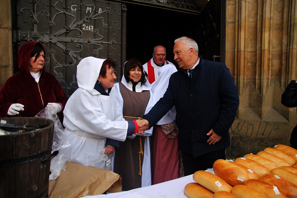 Po raz piętnasty rozdano legniczanom chleby, śledzie i grosze