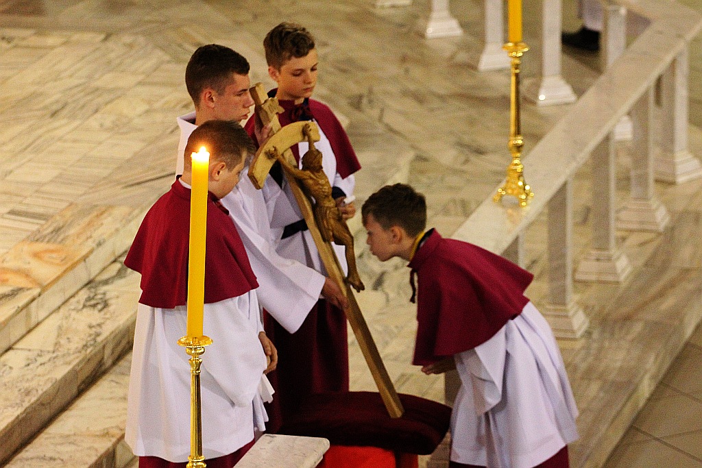 Wielki Piątek. Drugi dzień triduum. Dzień bez mszy świętej
