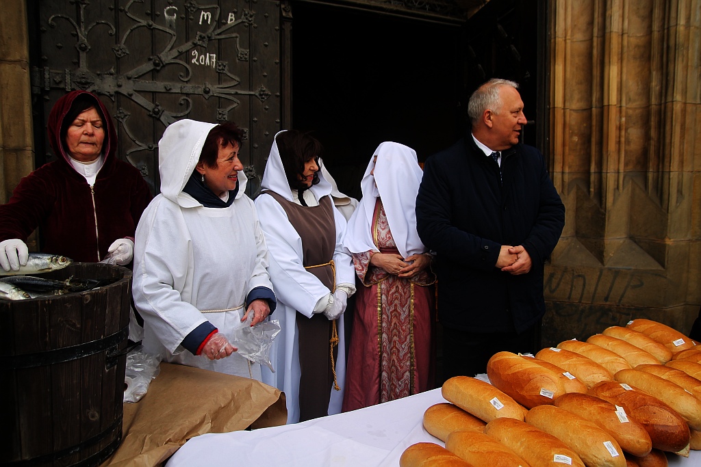Po raz piętnasty rozdano legniczanom chleby, śledzie i grosze