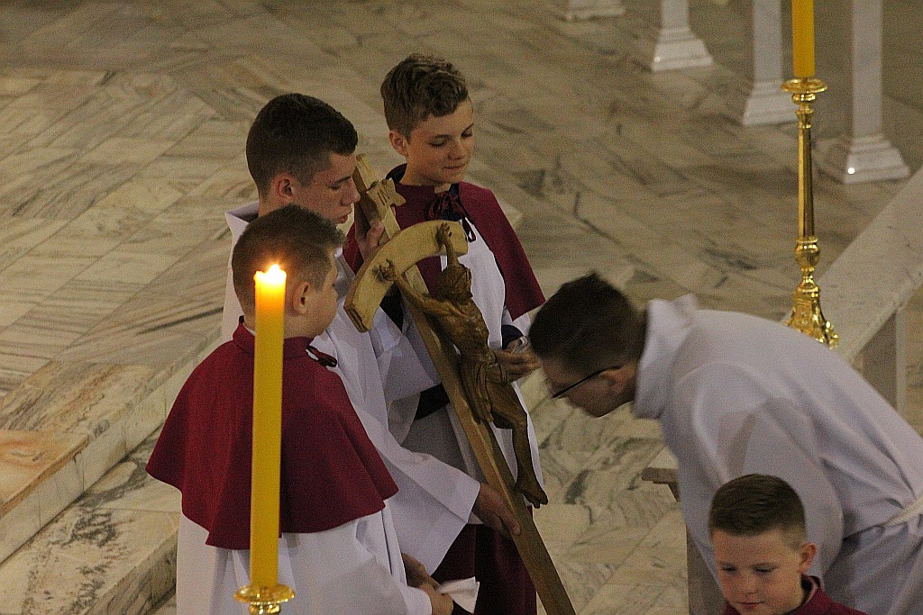 Wielki Piątek. Drugi dzień triduum. Dzień bez mszy świętej