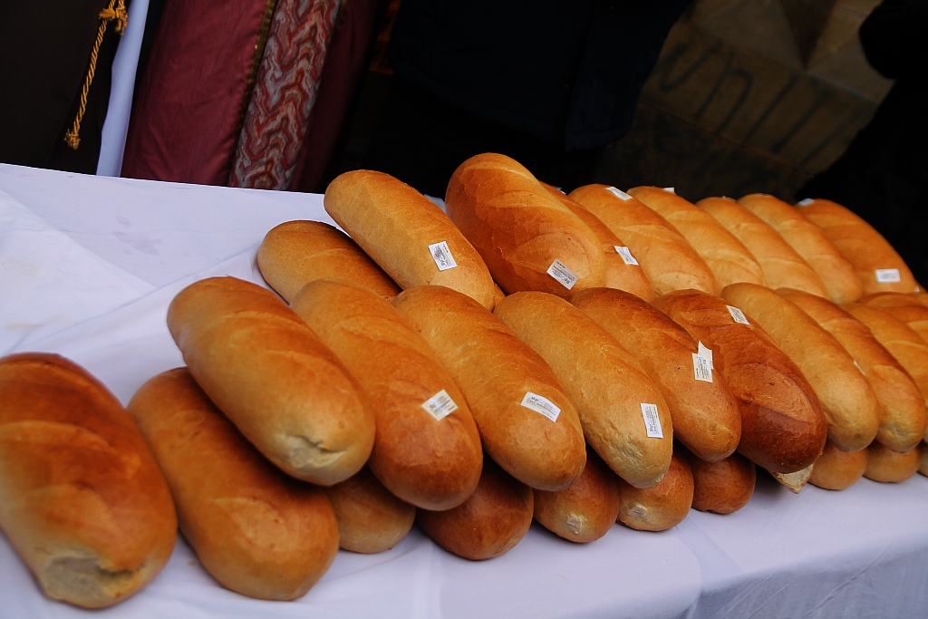 Po raz piętnasty rozdano legniczanom chleby, śledzie i grosze