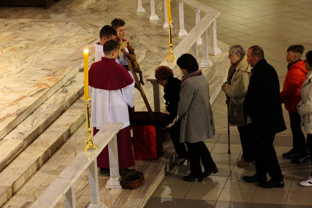 Wielki Piątek. Drugi dzień triduum. Dzień bez mszy świętej