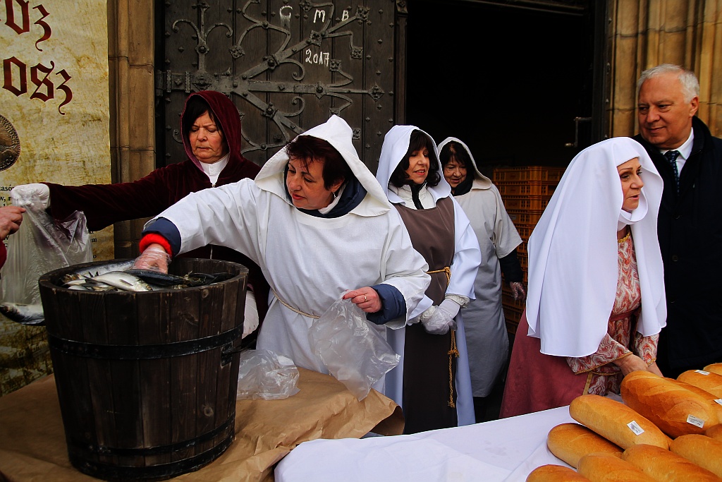 Po raz piętnasty rozdano legniczanom chleby, śledzie i grosze