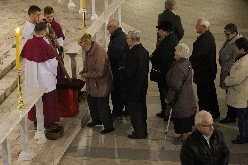 Wielki Piątek. Drugi dzień triduum. Dzień bez mszy świętej
