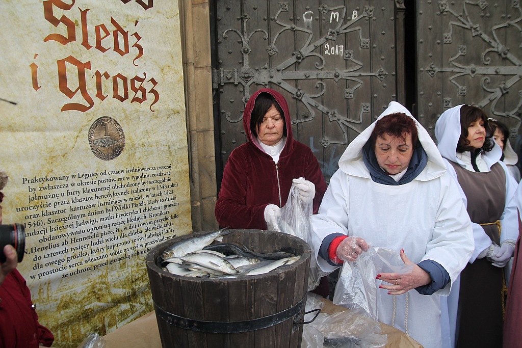 Po raz piętnasty rozdano legniczanom chleby, śledzie i grosze