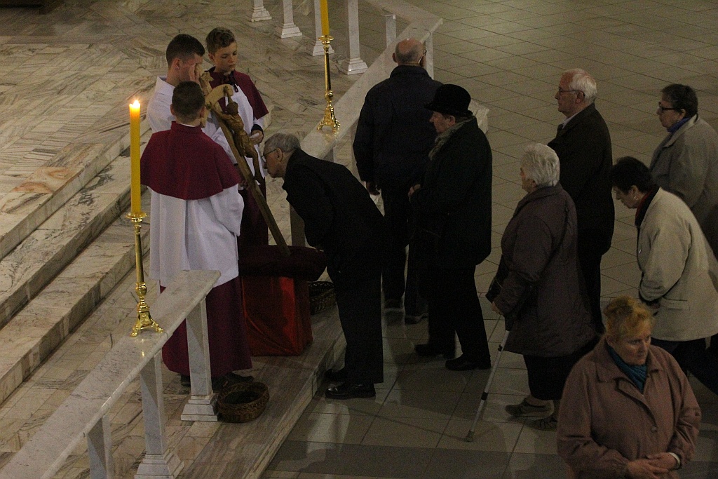 Wielki Piątek. Drugi dzień triduum. Dzień bez mszy świętej
