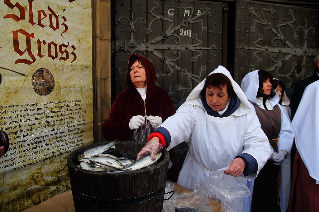 Po raz piętnasty rozdano legniczanom chleby, śledzie i grosze