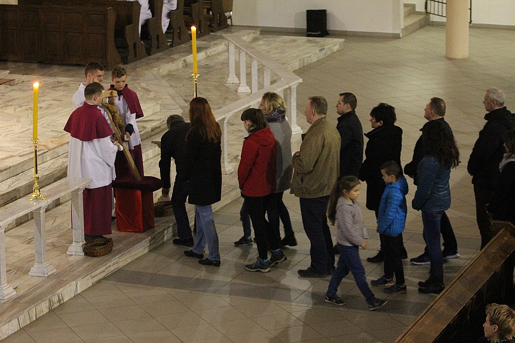 Wielki Piątek. Drugi dzień triduum. Dzień bez mszy świętej