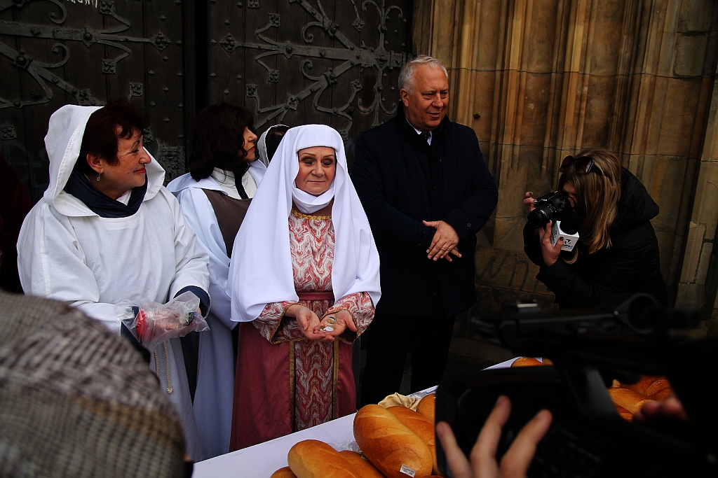 Po raz piętnasty rozdano legniczanom chleby, śledzie i grosze
