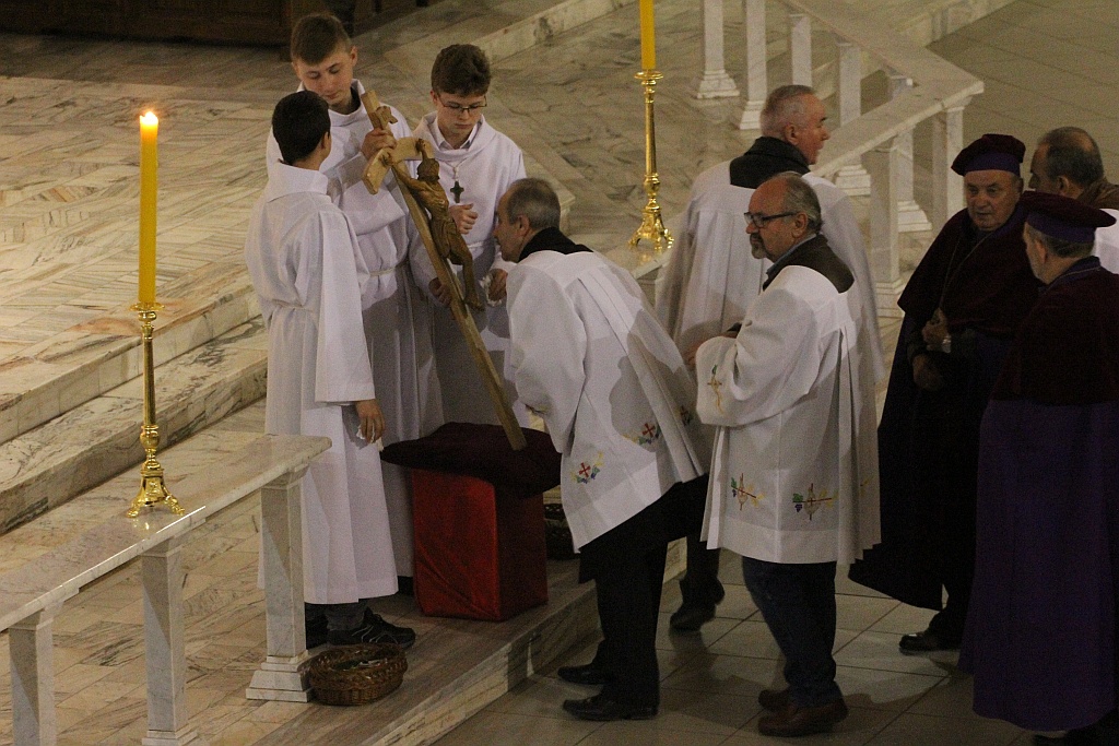 Wielki Piątek. Drugi dzień triduum. Dzień bez mszy świętej