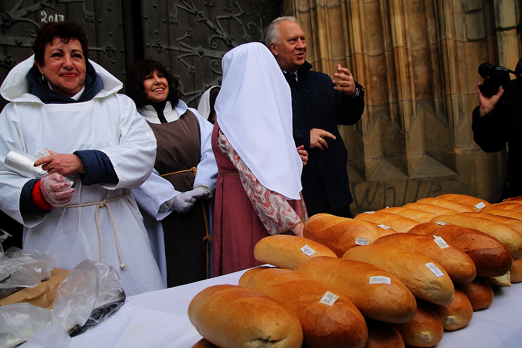 Po raz piętnasty rozdano legniczanom chleby, śledzie i grosze