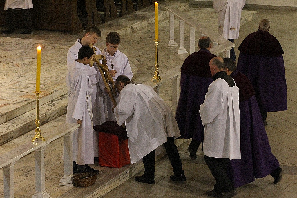 Wielki Piątek. Drugi dzień triduum. Dzień bez mszy świętej