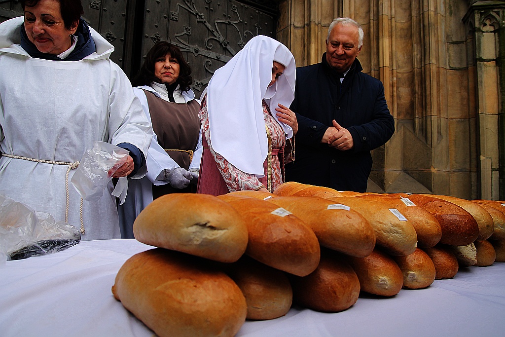 Po raz piętnasty rozdano legniczanom chleby, śledzie i grosze