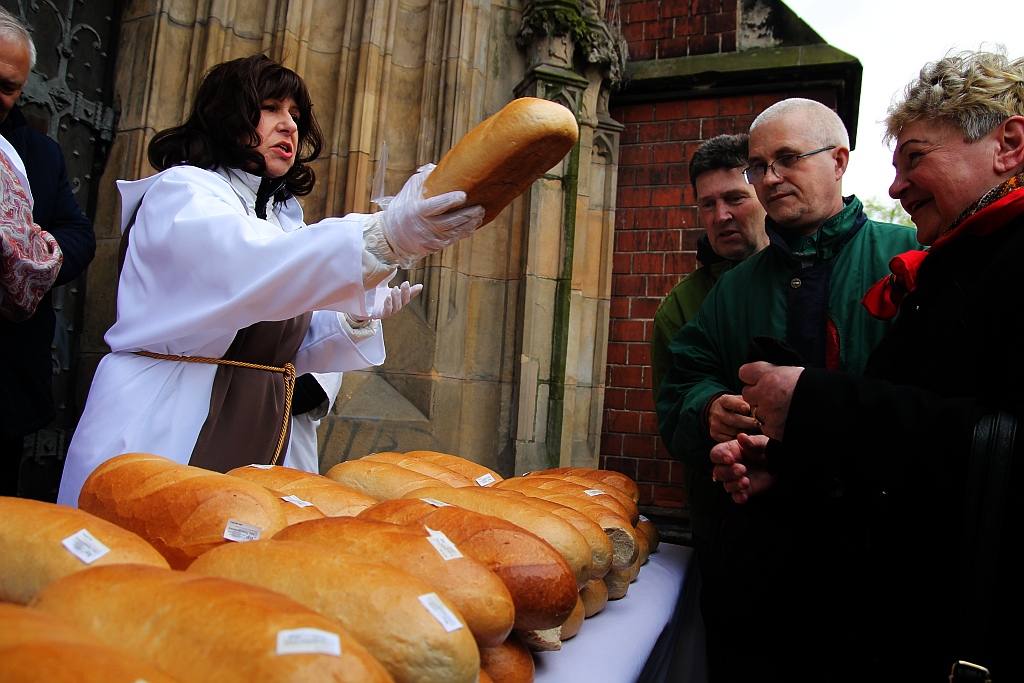 Po raz piętnasty rozdano legniczanom chleby, śledzie i grosze