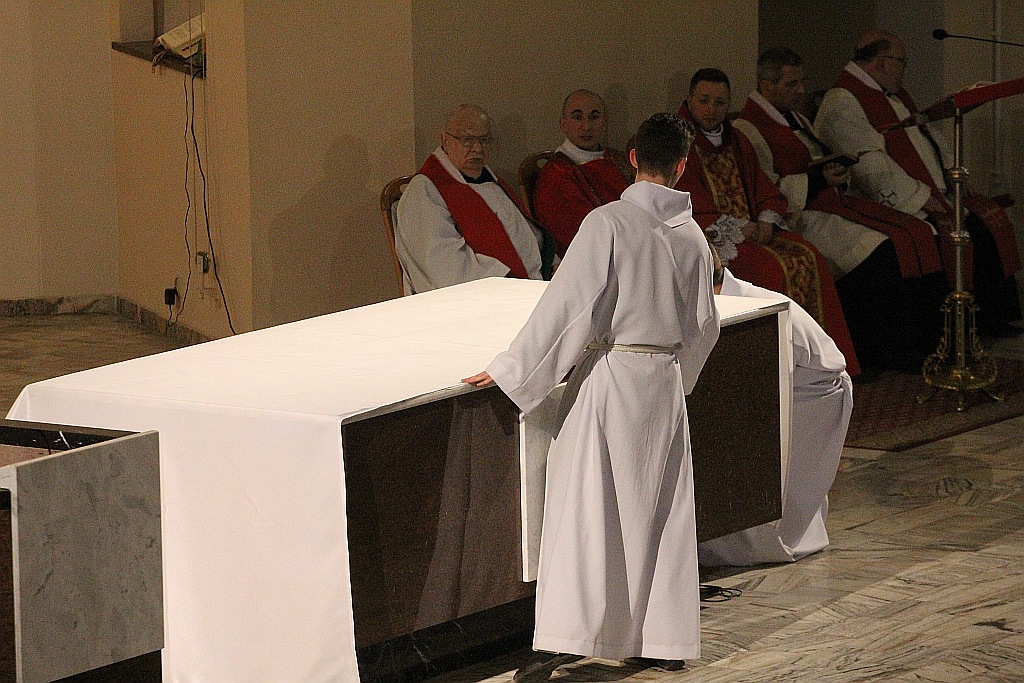 Wielki Piątek. Drugi dzień triduum. Dzień bez mszy świętej