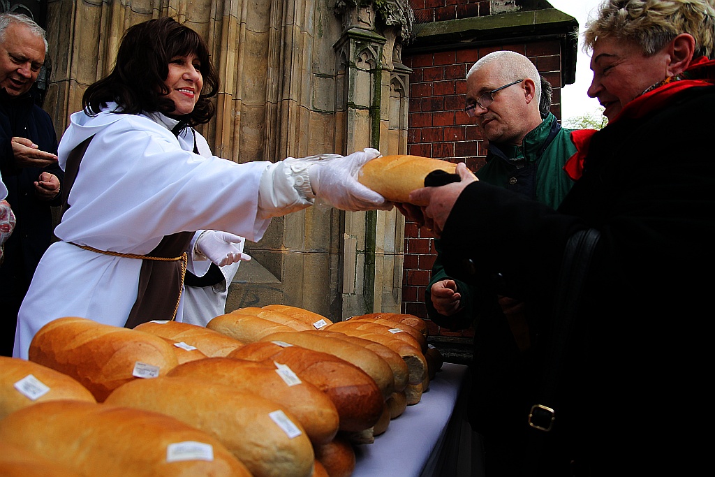 Po raz piętnasty rozdano legniczanom chleby, śledzie i grosze