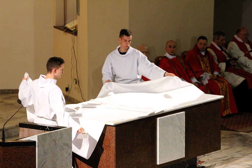 Wielki Piątek. Drugi dzień triduum. Dzień bez mszy świętej