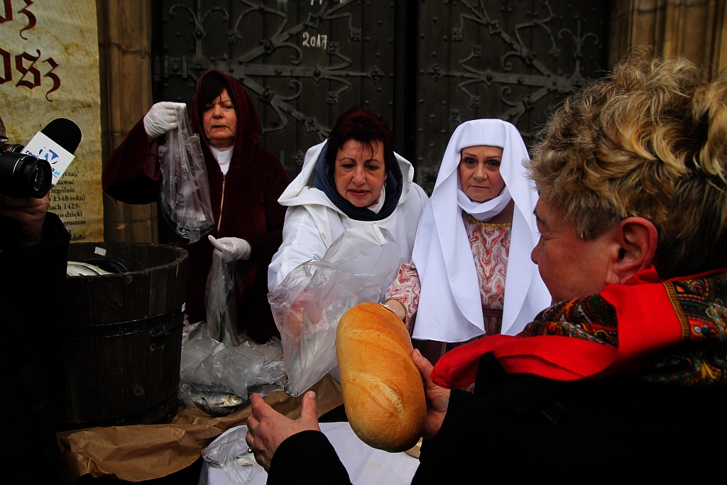 Po raz piętnasty rozdano legniczanom chleby, śledzie i grosze