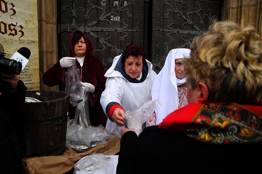 Po raz piętnasty rozdano legniczanom chleby, śledzie i grosze