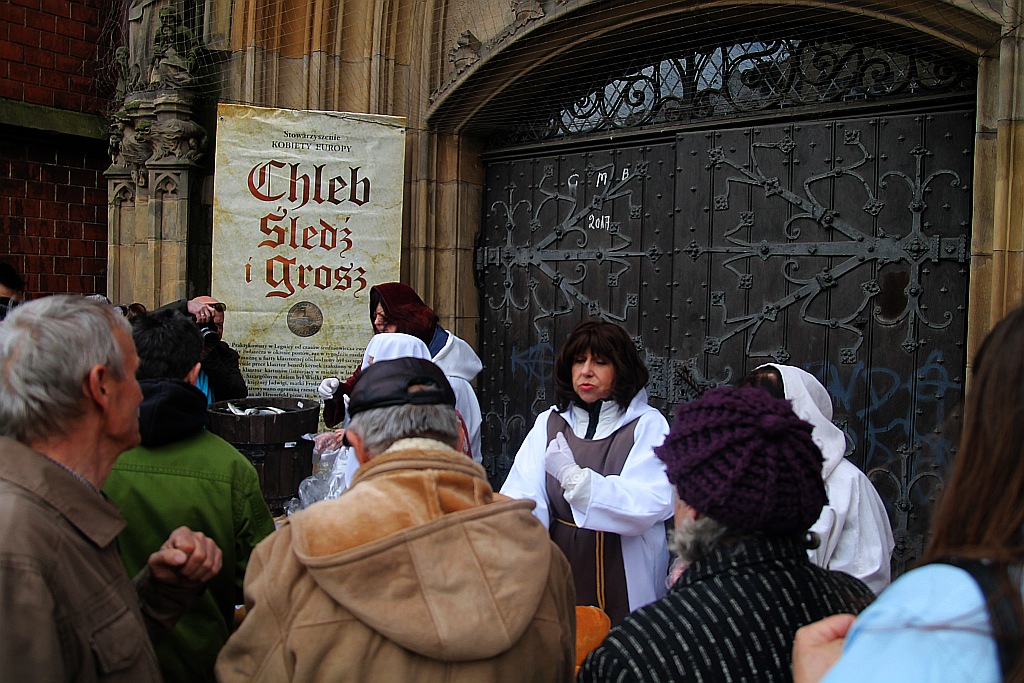 Po raz piętnasty rozdano legniczanom chleby, śledzie i grosze