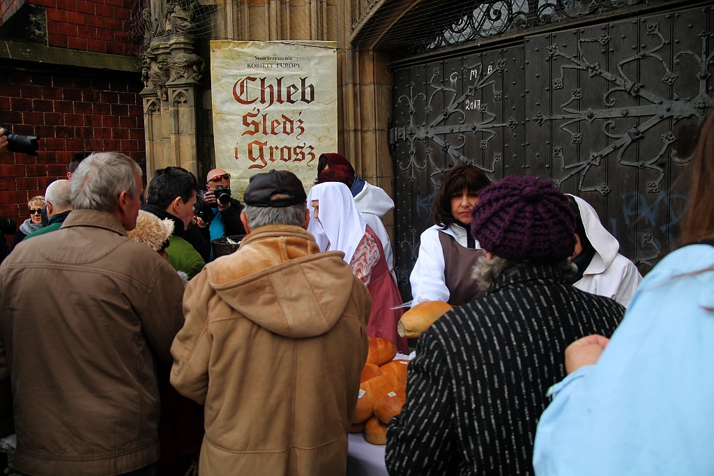 Po raz piętnasty rozdano legniczanom chleby, śledzie i grosze