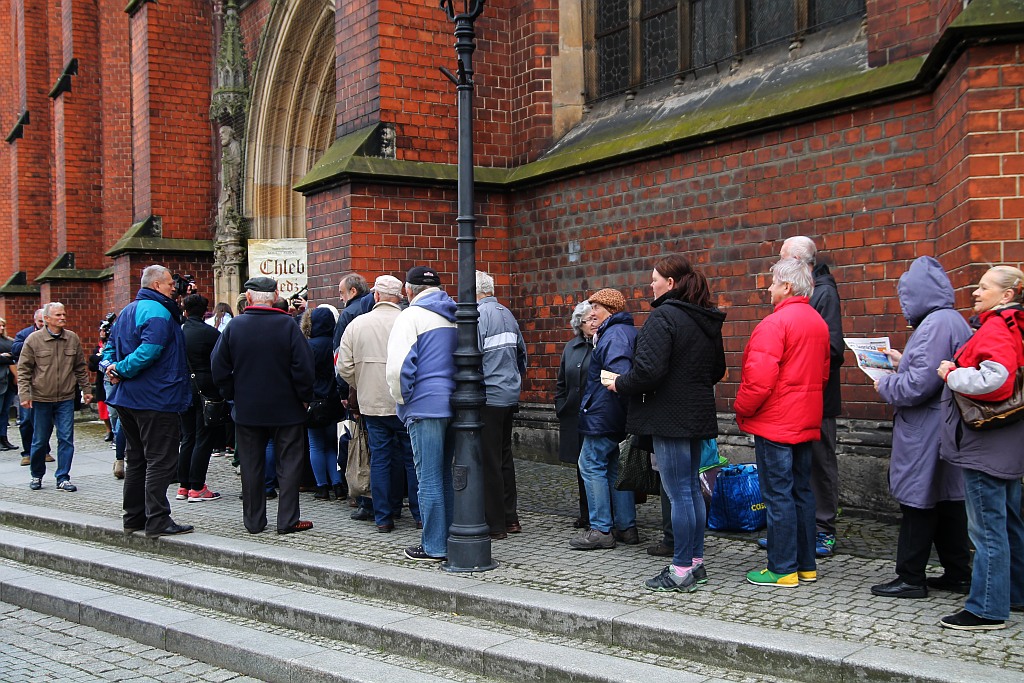 Po raz piętnasty rozdano legniczanom chleby, śledzie i grosze