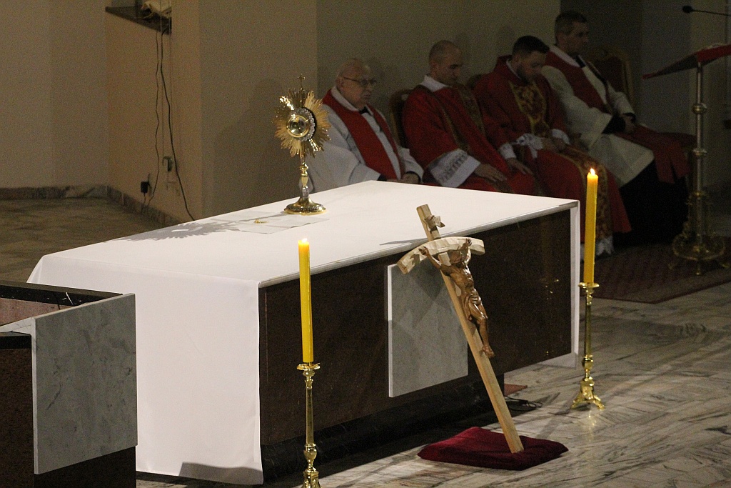 Wielki Piątek. Drugi dzień triduum. Dzień bez mszy świętej