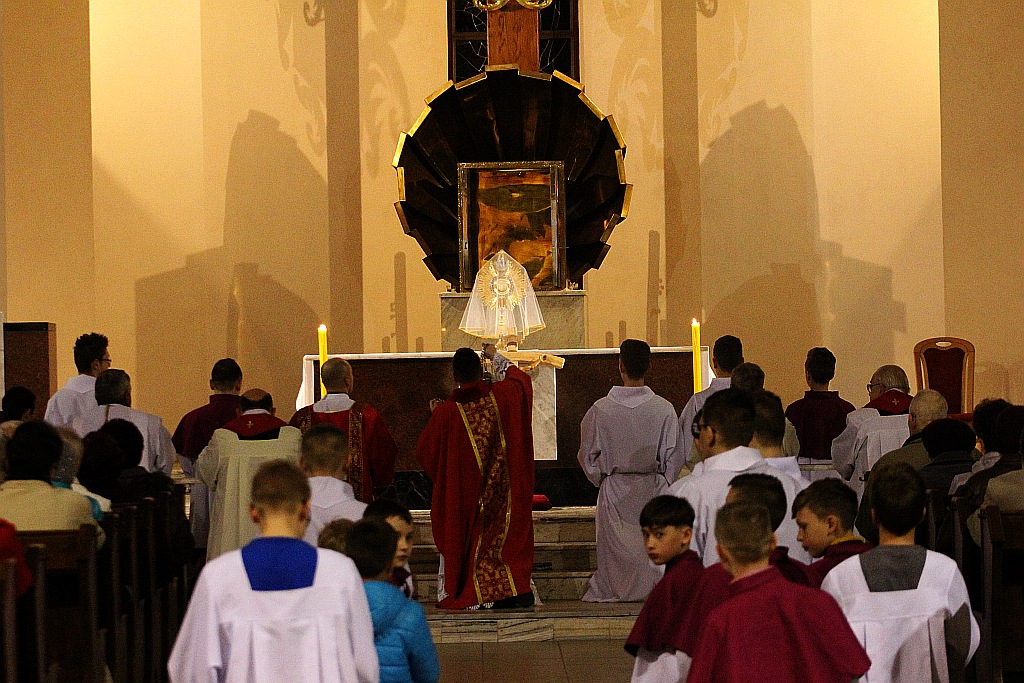 Wielki Piątek. Drugi dzień triduum. Dzień bez mszy świętej