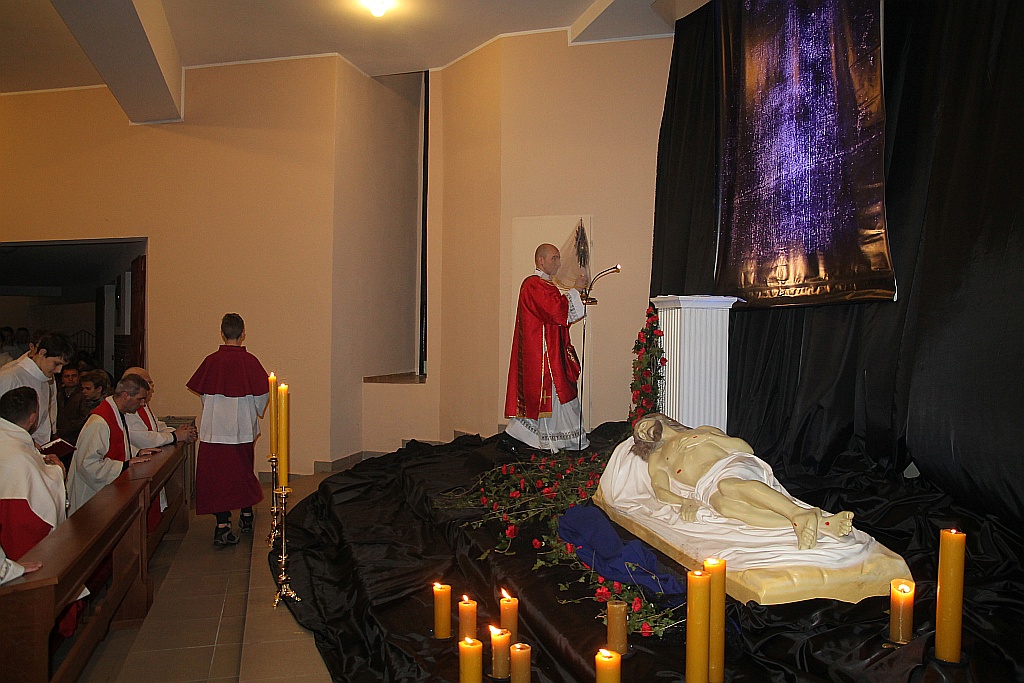 Wielki Piątek. Drugi dzień triduum. Dzień bez mszy świętej