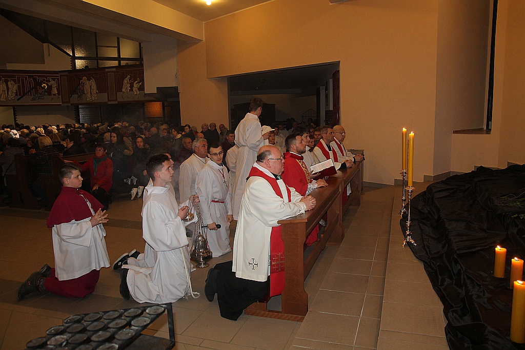 Wielki Piątek. Drugi dzień triduum. Dzień bez mszy świętej