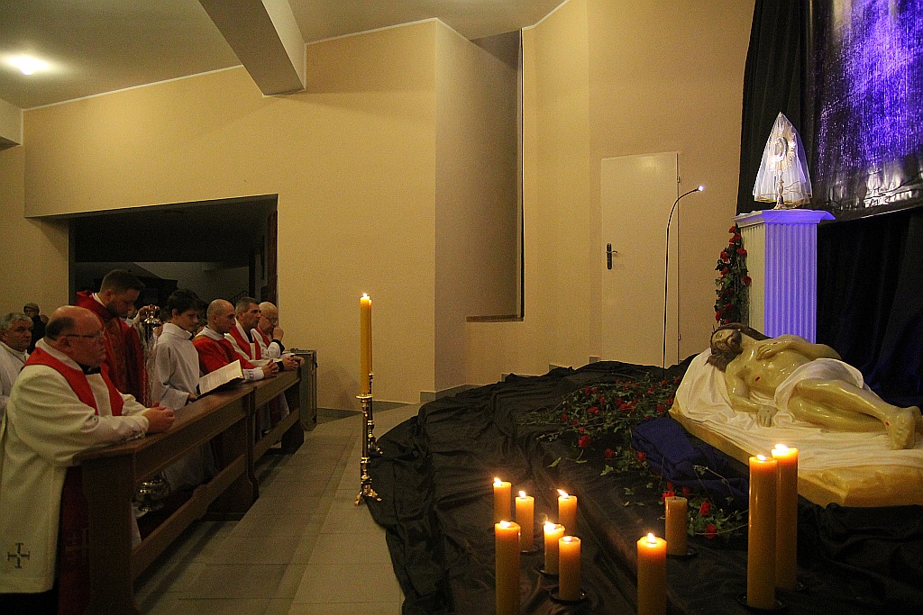 Wielki Piątek. Drugi dzień triduum. Dzień bez mszy świętej