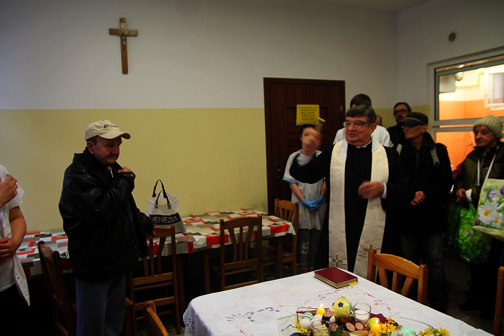 Śniadanie z księdzem Gackiem. Był żurek, kiełbasa i paczki