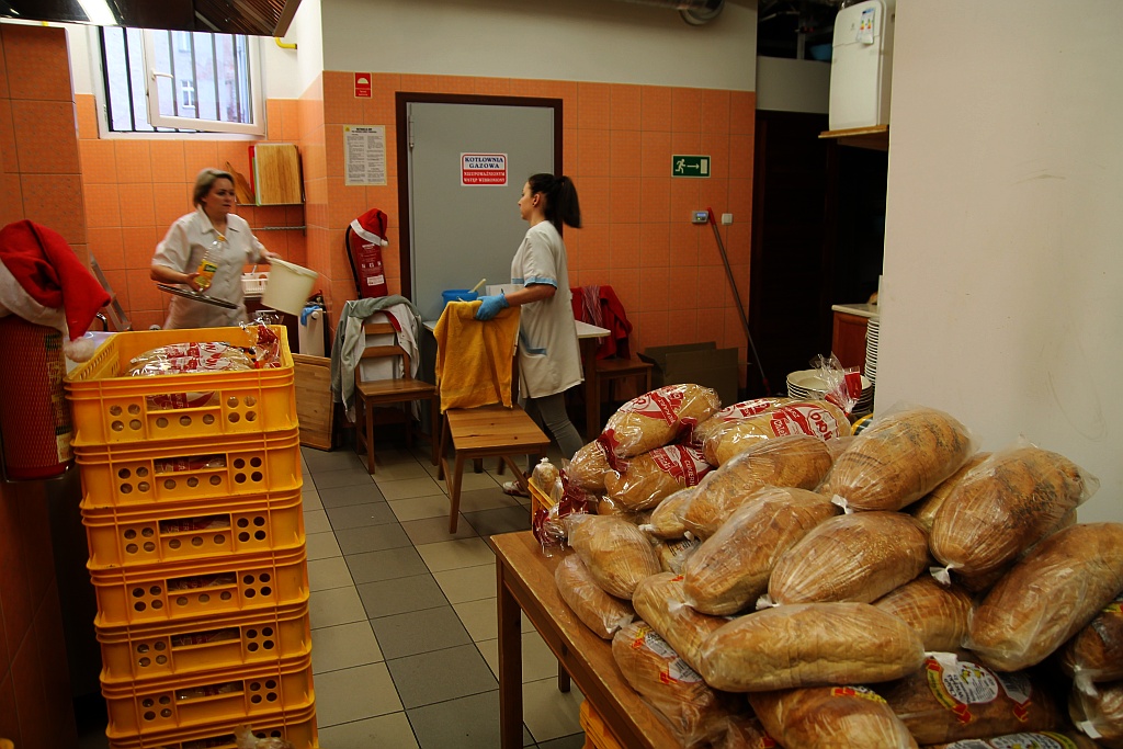 Śniadanie z księdzem Gackiem. Był żurek, kiełbasa i paczki