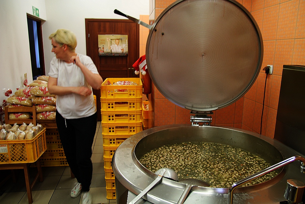 Śniadanie z księdzem Gackiem. Był żurek, kiełbasa i paczki