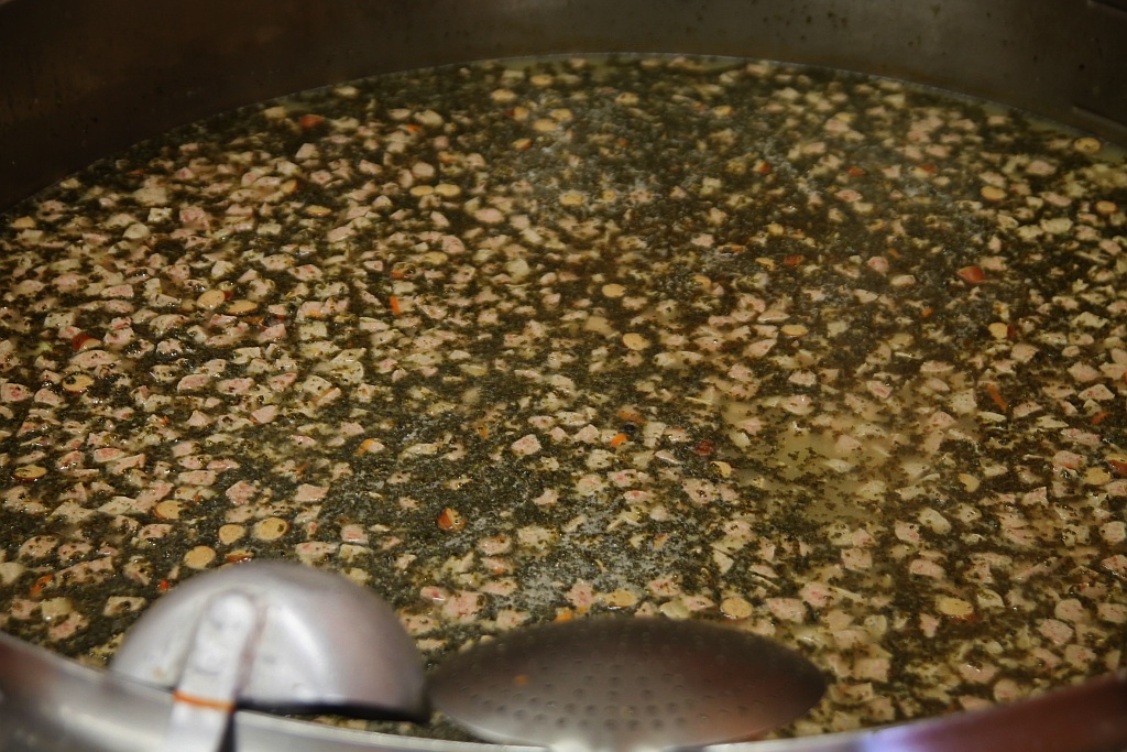 Śniadanie z księdzem Gackiem. Był żurek, kiełbasa i paczki