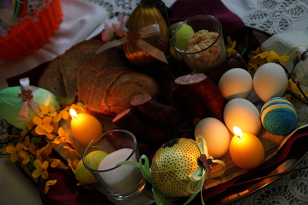 Śniadanie z księdzem Gackiem. Był żurek, kiełbasa i paczki