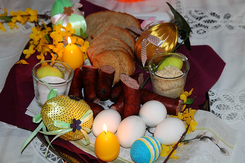 Śniadanie z księdzem Gackiem. Był żurek, kiełbasa i paczki