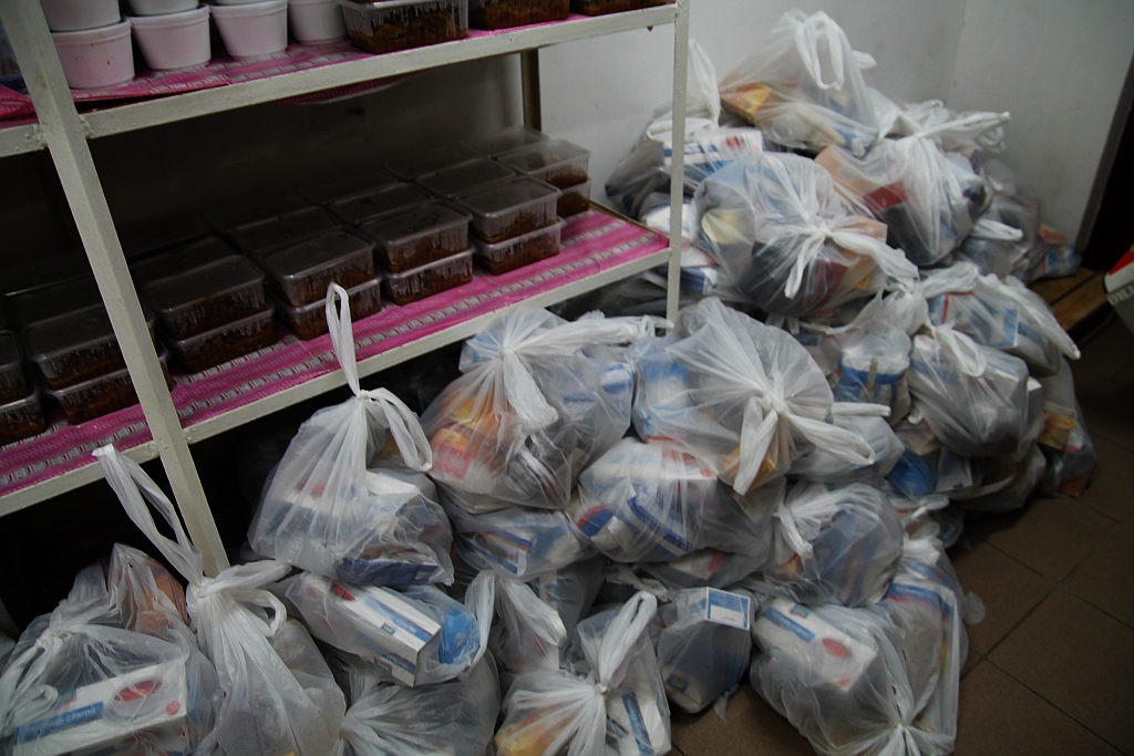 Śniadanie z księdzem Gackiem. Był żurek, kiełbasa i paczki