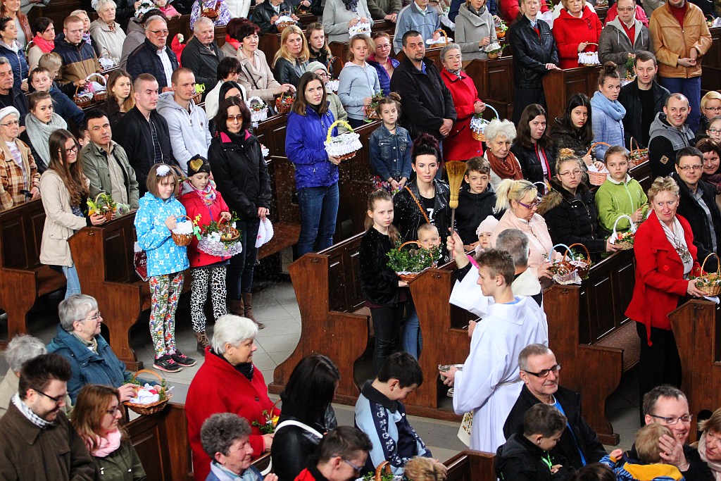 Święcenie pokarmów w kościele Matki Bożej Królowej Polski
