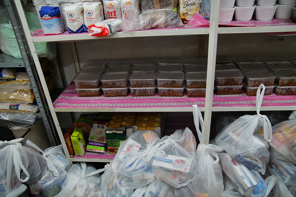 Śniadanie z księdzem Gackiem. Był żurek, kiełbasa i paczki