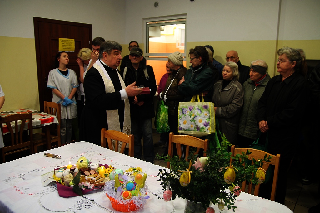 Śniadanie z księdzem Gackiem. Był żurek, kiełbasa i paczki